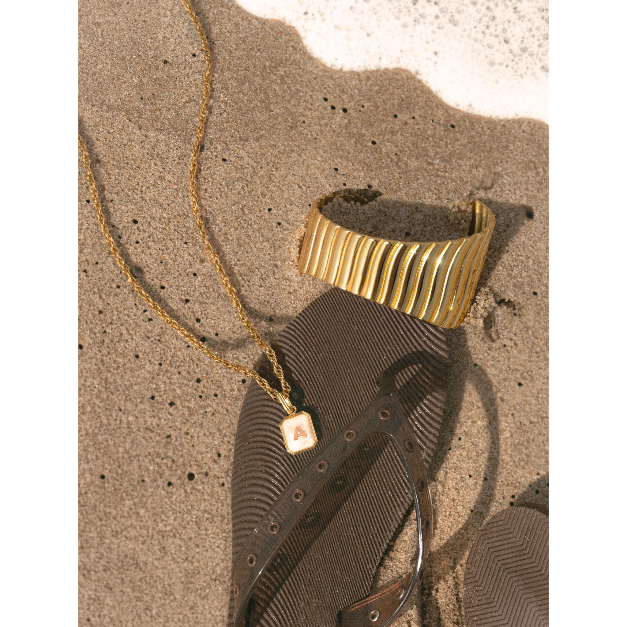 Charm Personalized Letter Mother of Pearl Placcato Oro