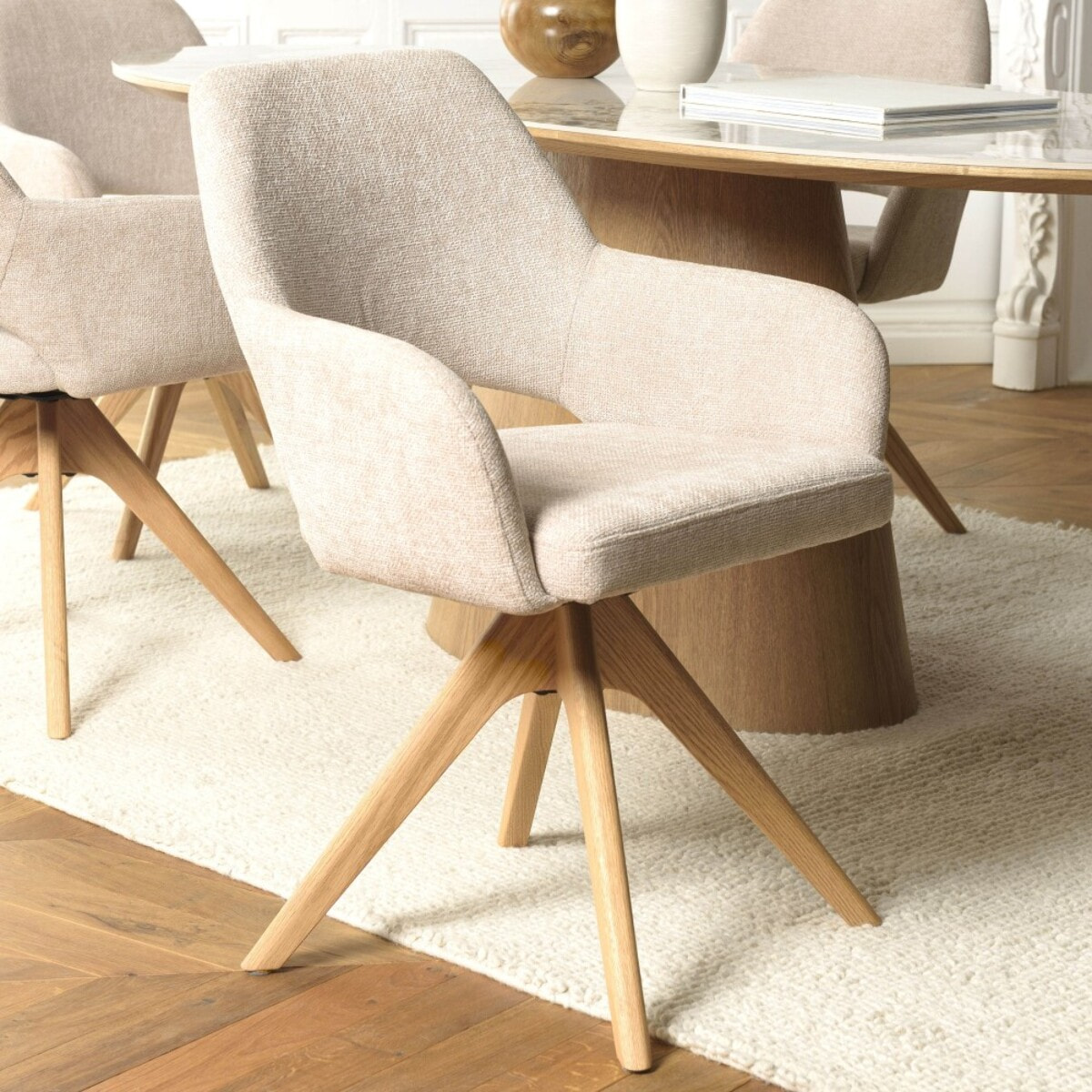 UGO - Chaise pivotante 360° en tissu beige dossier droit, pieds bois UGO