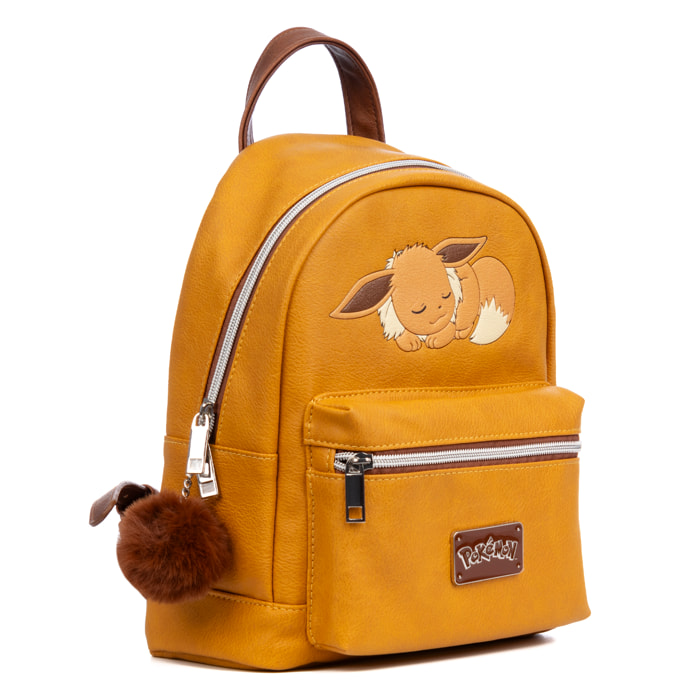 Mochila Ocre Pokémon Premium. Espacioso compartimento principal con bolsillo delantero y trasero. Con accesorio pompom