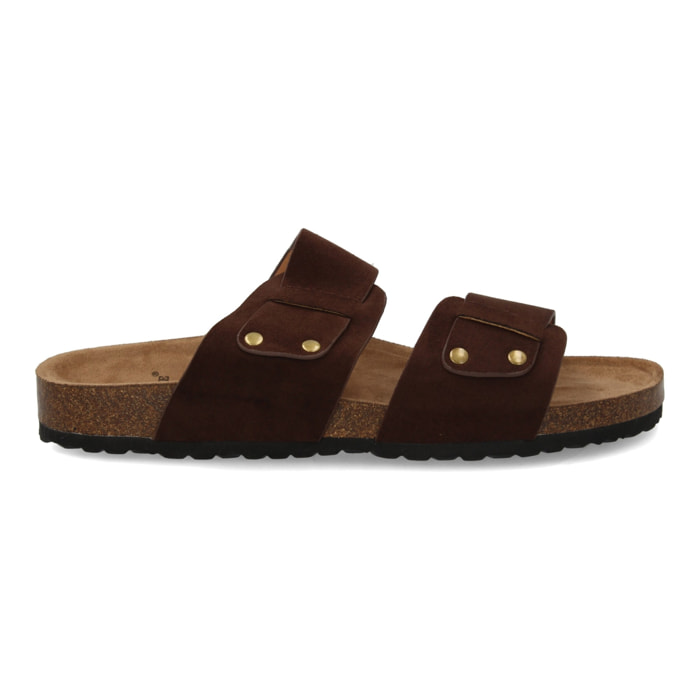 Sandalia para hombre con doble tira y tachuelas.