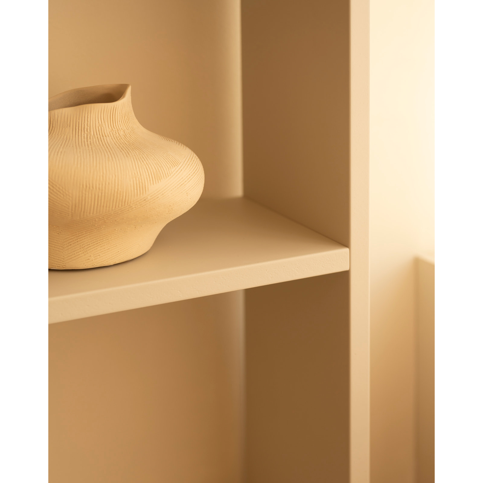 Estanteria de madera lacada en tono beige con 2 estantes Alto: 110 Largo: 40 Ancho: 20