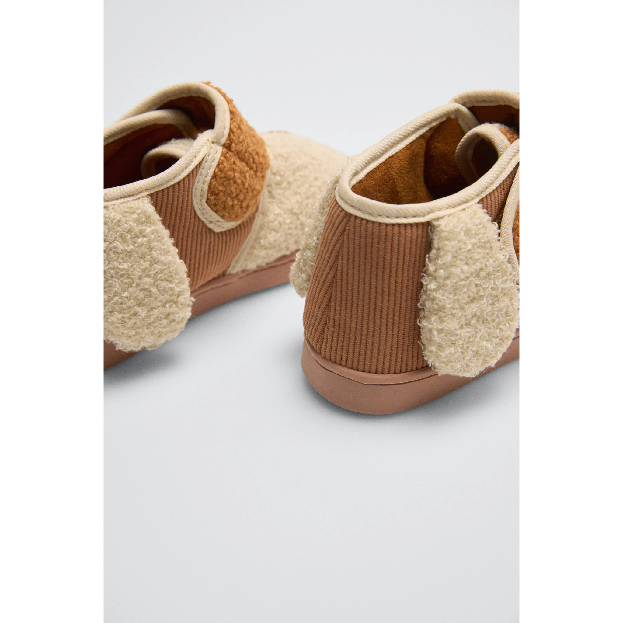 Pantofole per bambini a forma di cane con dettagli 3D