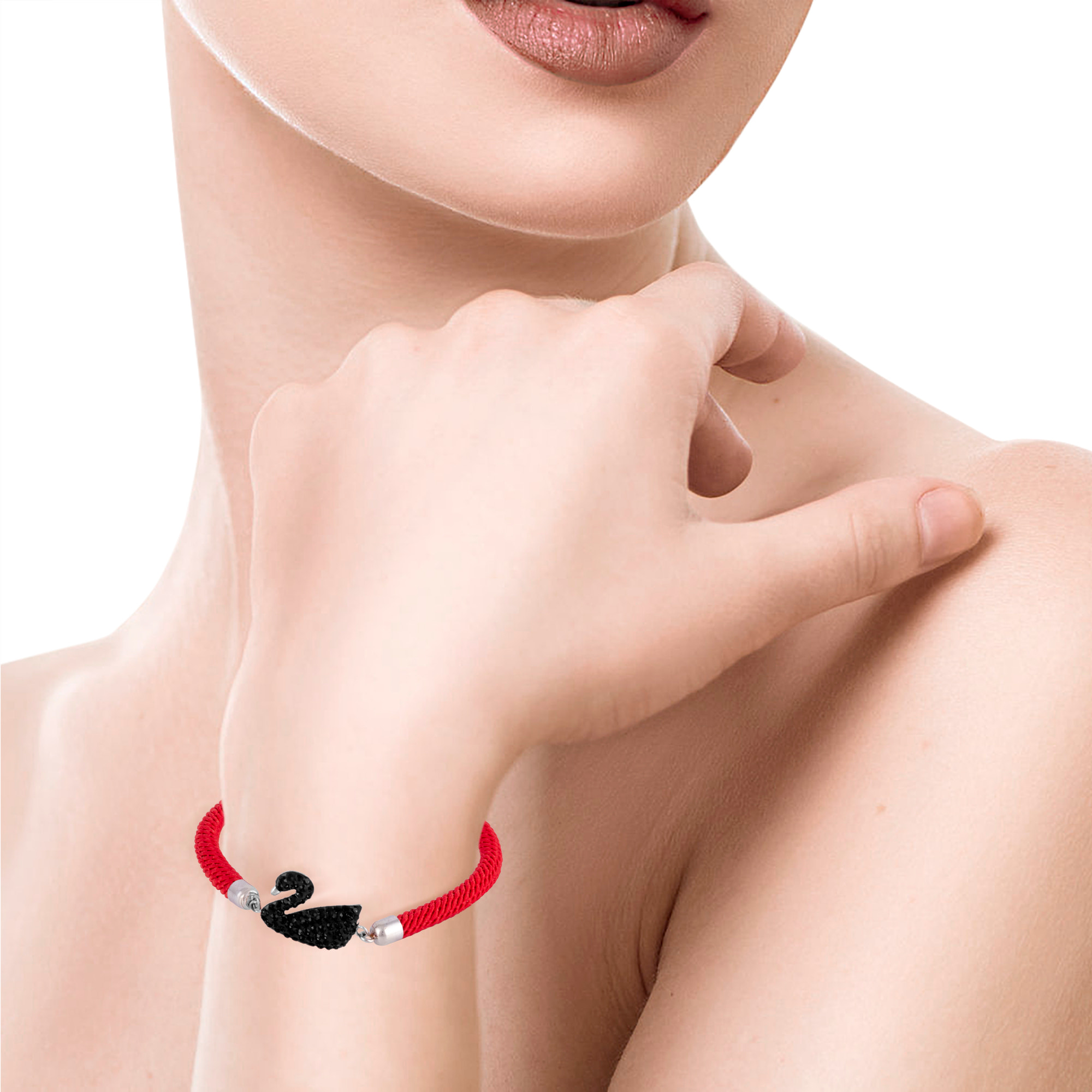 Pulsera roja de hilo de poliéster con diseño trenzado y cisne decorativo de circón negro, detalles en plata de ley 925 y cierre de mosquetón.