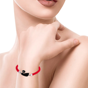 Pulsera roja de hilo de poliéster con diseño trenzado y cisne decorativo de circón negro, detalles en plata de ley 925 y cierre de mosquetón.