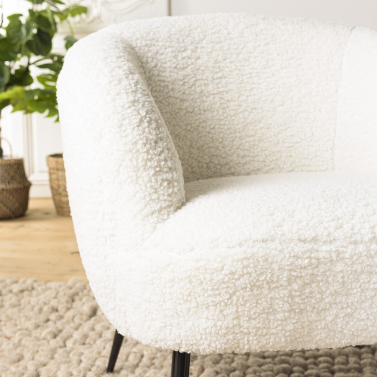 AGATHE - Fauteuil cosy tissu bouclette blanc pieds métal noir