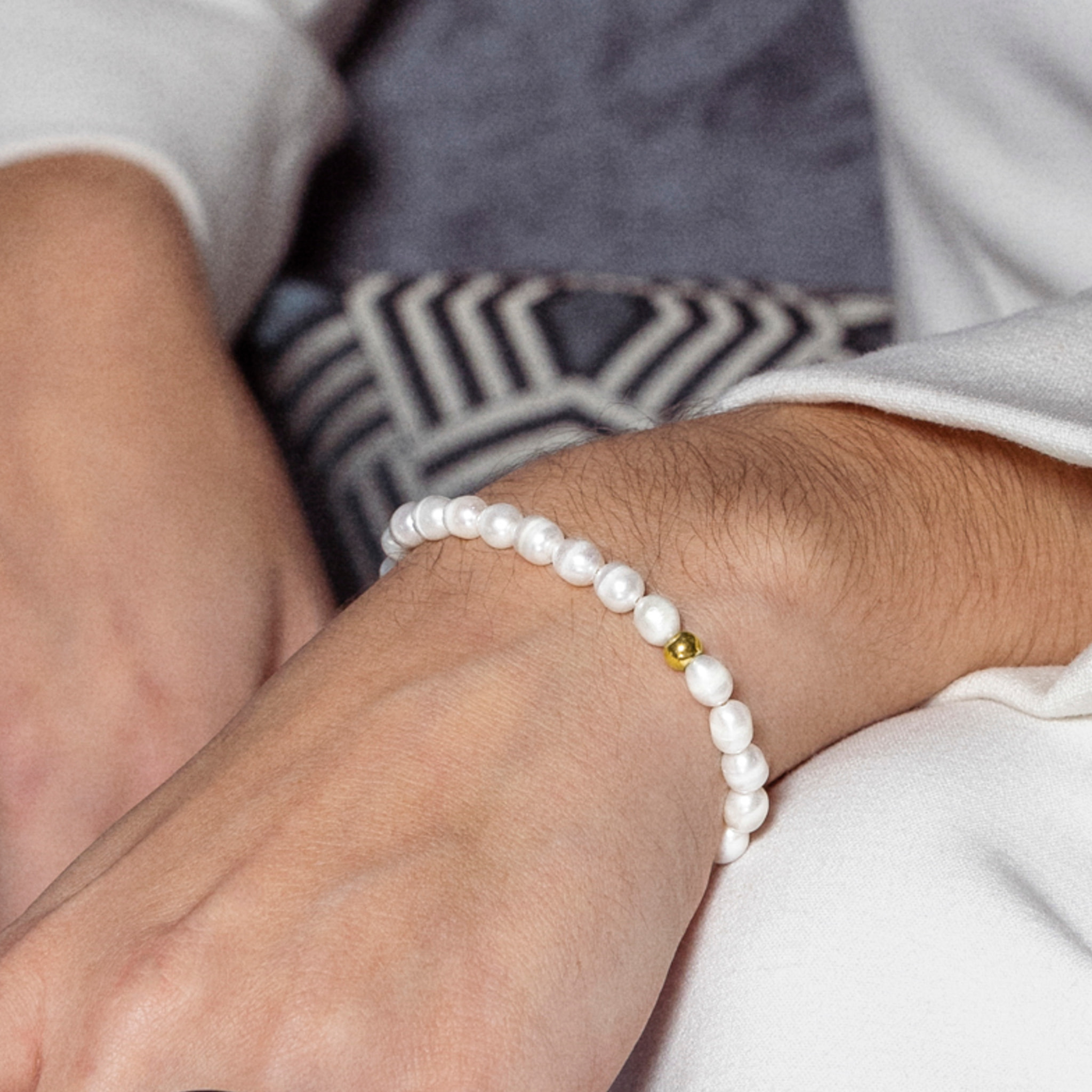 Pulsera de Perla Blanca acabada en oro amarillo de 18K- Unwe