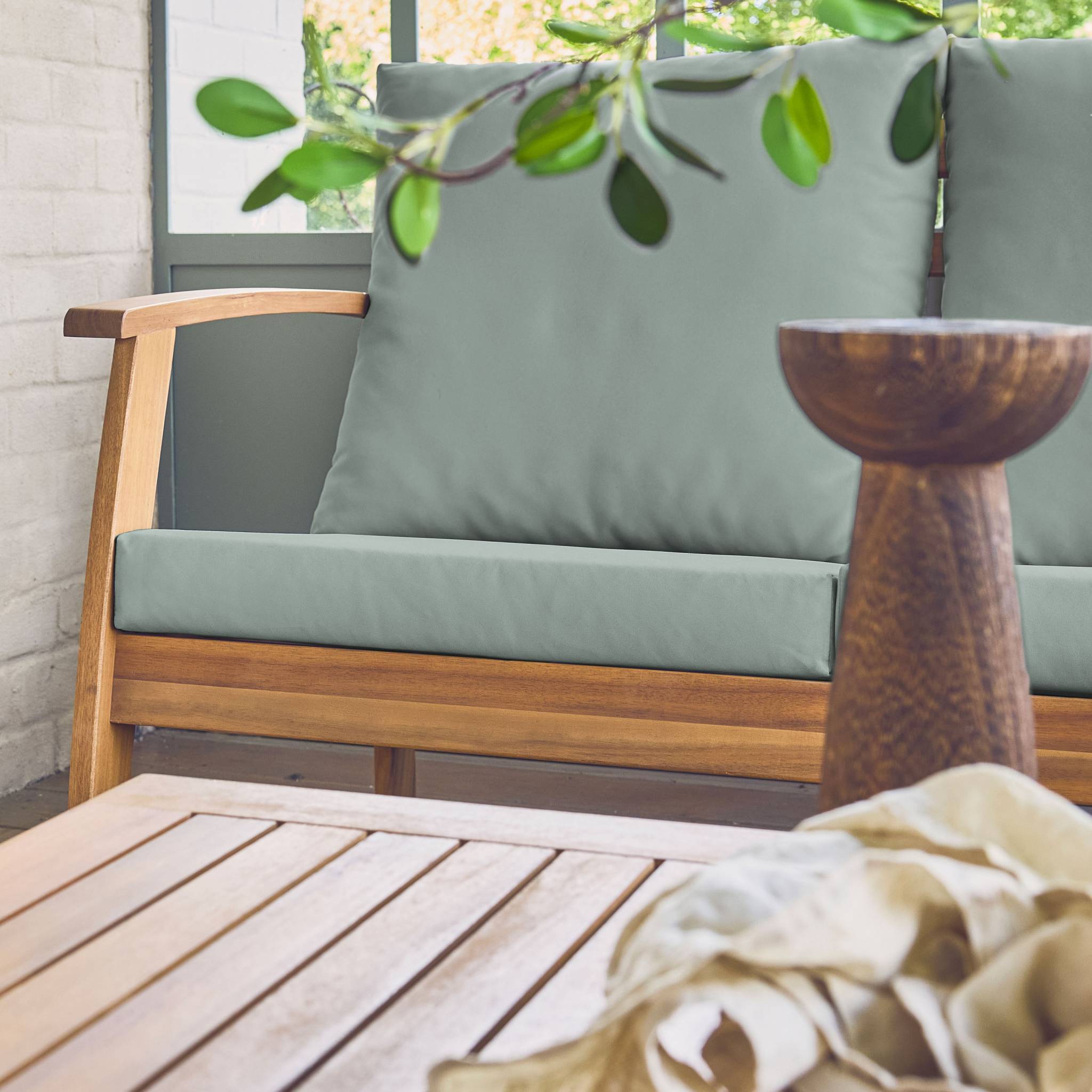 Salon de jardin USHUAIA 5 places vert de gris en bois d'acacia. un canapé. une table. deux fauteuils