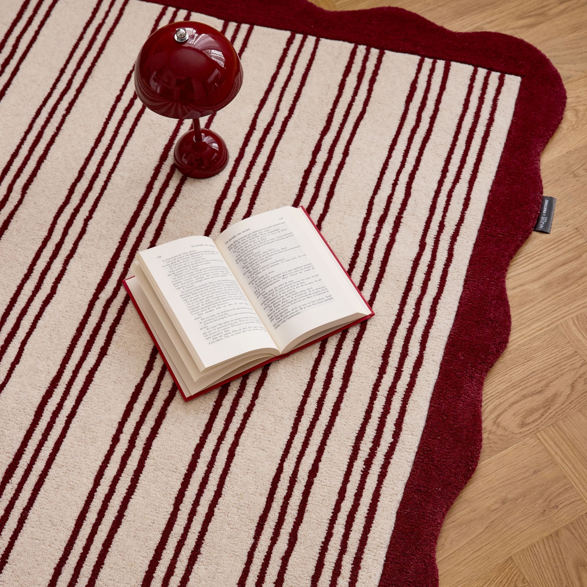 PANTONE - Tapis en laine fait main Rouge D'ORAGE à motif rayure bordeaux