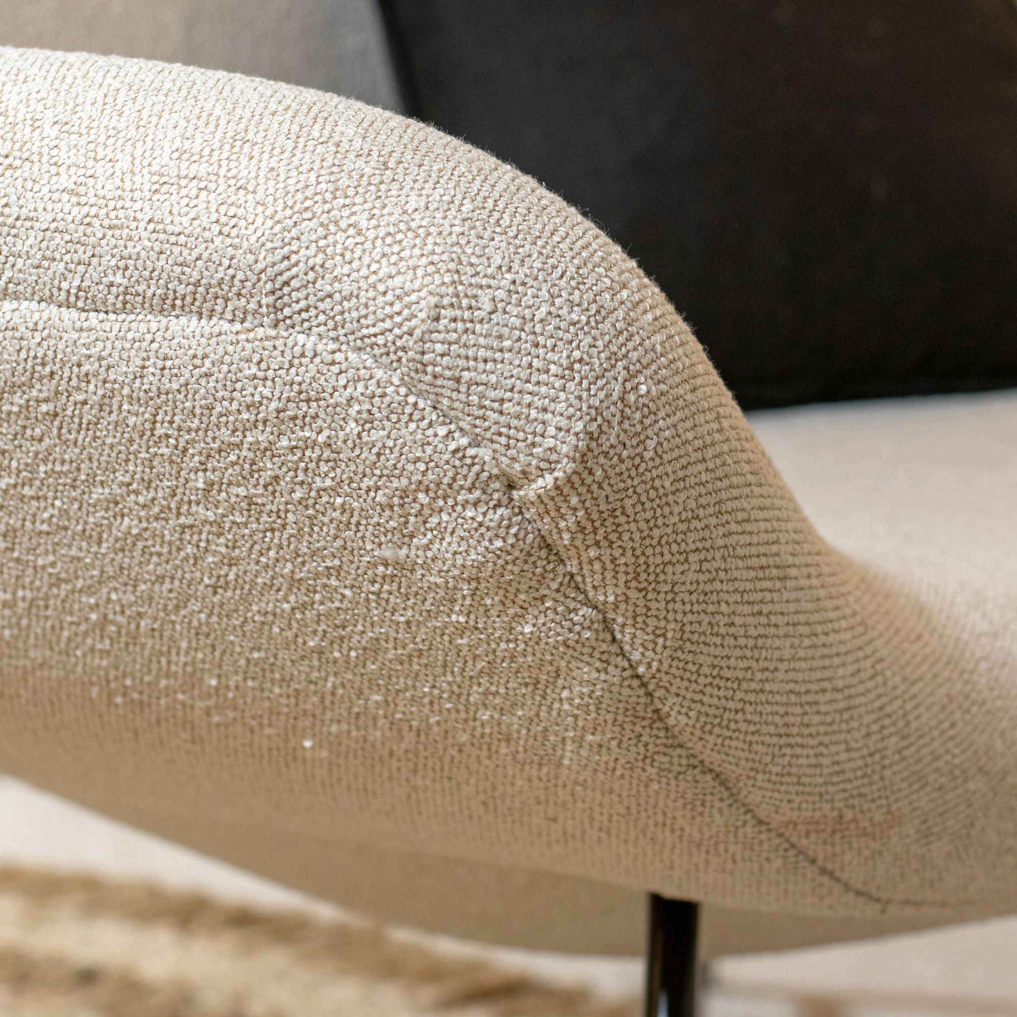 Canapé en bouclette beige et pieds en métal noir 2 places DUKE