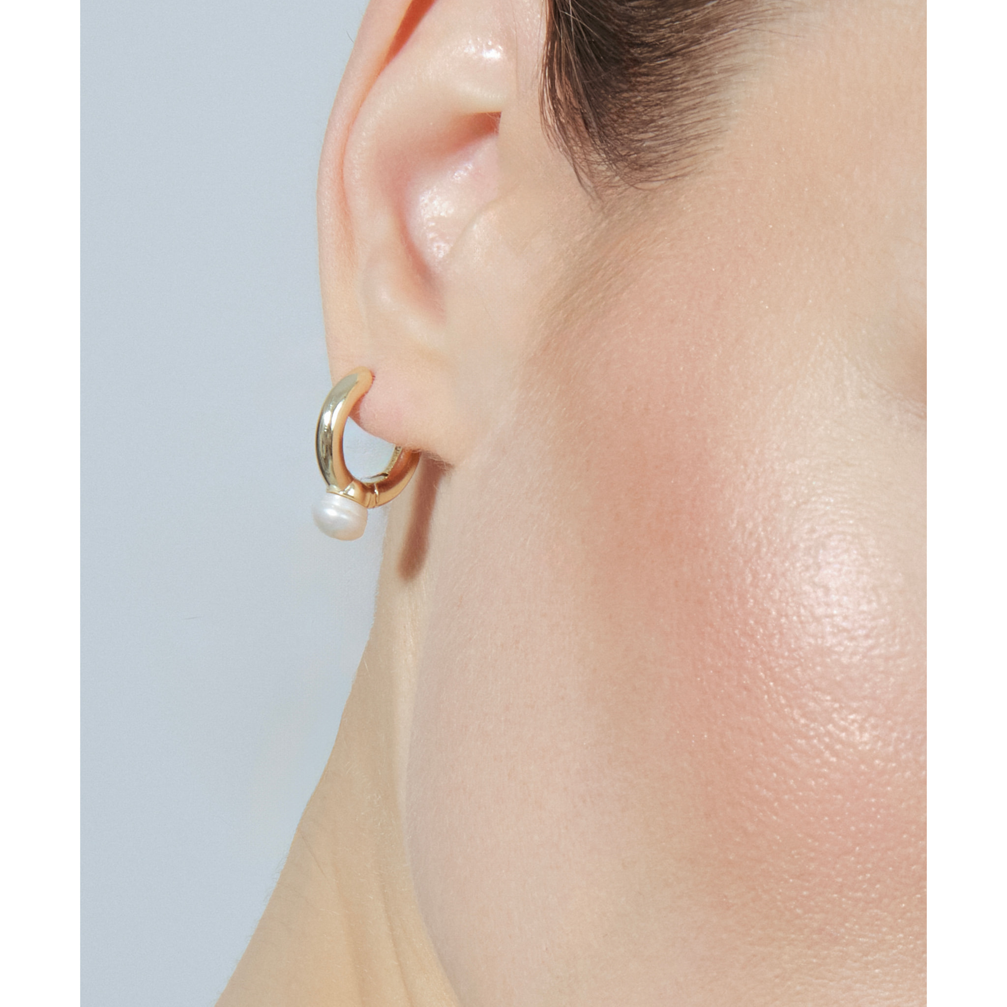 Pendientes de Perla Blanca acabados en oro amarillo de 18K