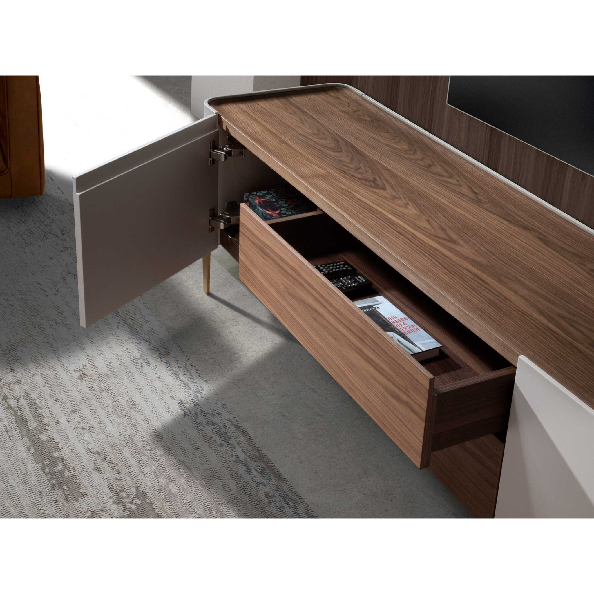 Mueble TV con estructura de madera chapada en nogal natural y madera MDF lacada en beige y unas patas de acero inoxidable pulido en dorado 200x47x54cm