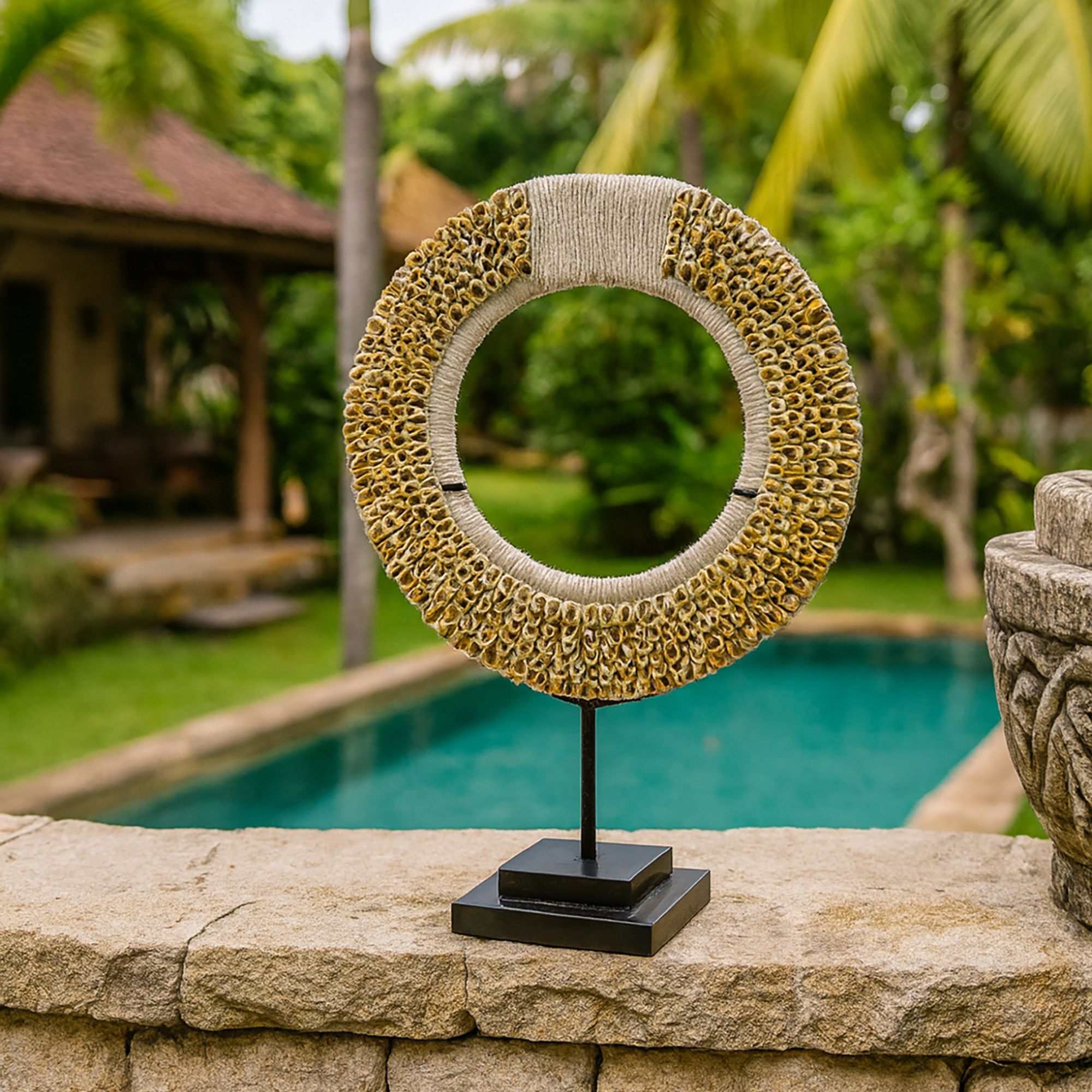 Collier en coquillages sur socle en métal  LINH