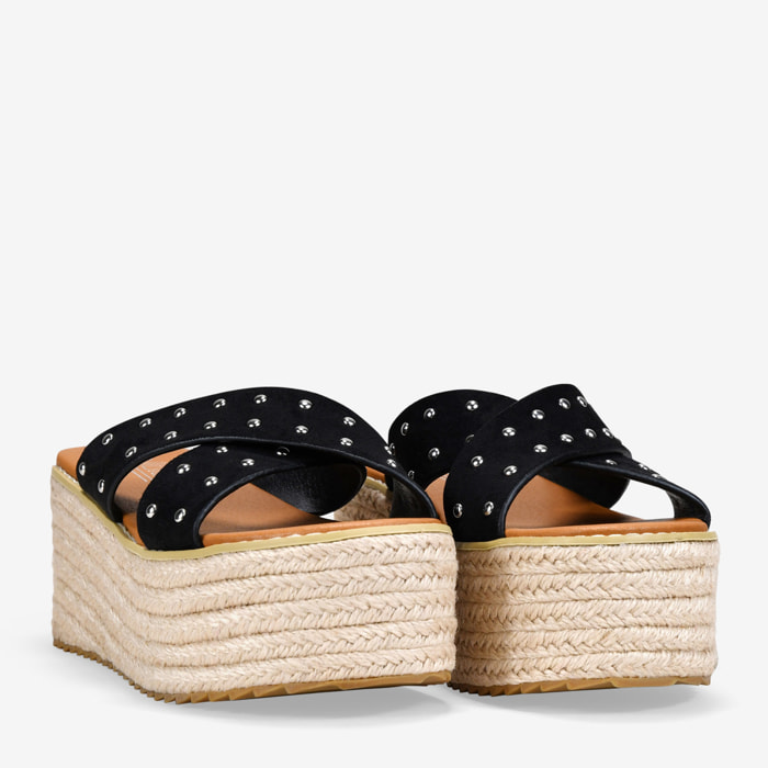 Sandalias de plataforma negras con rafia y tachas