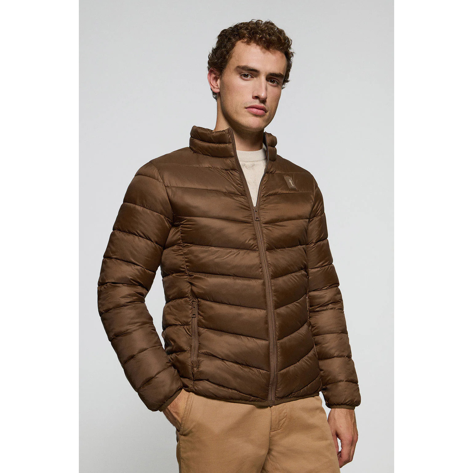 Chaqueta Chase ultralight marrón con parche Rigby Go