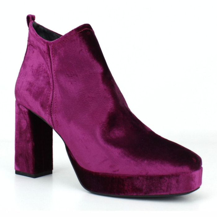 Botín plataforma en terciopelo. Tacón de 9 cm.