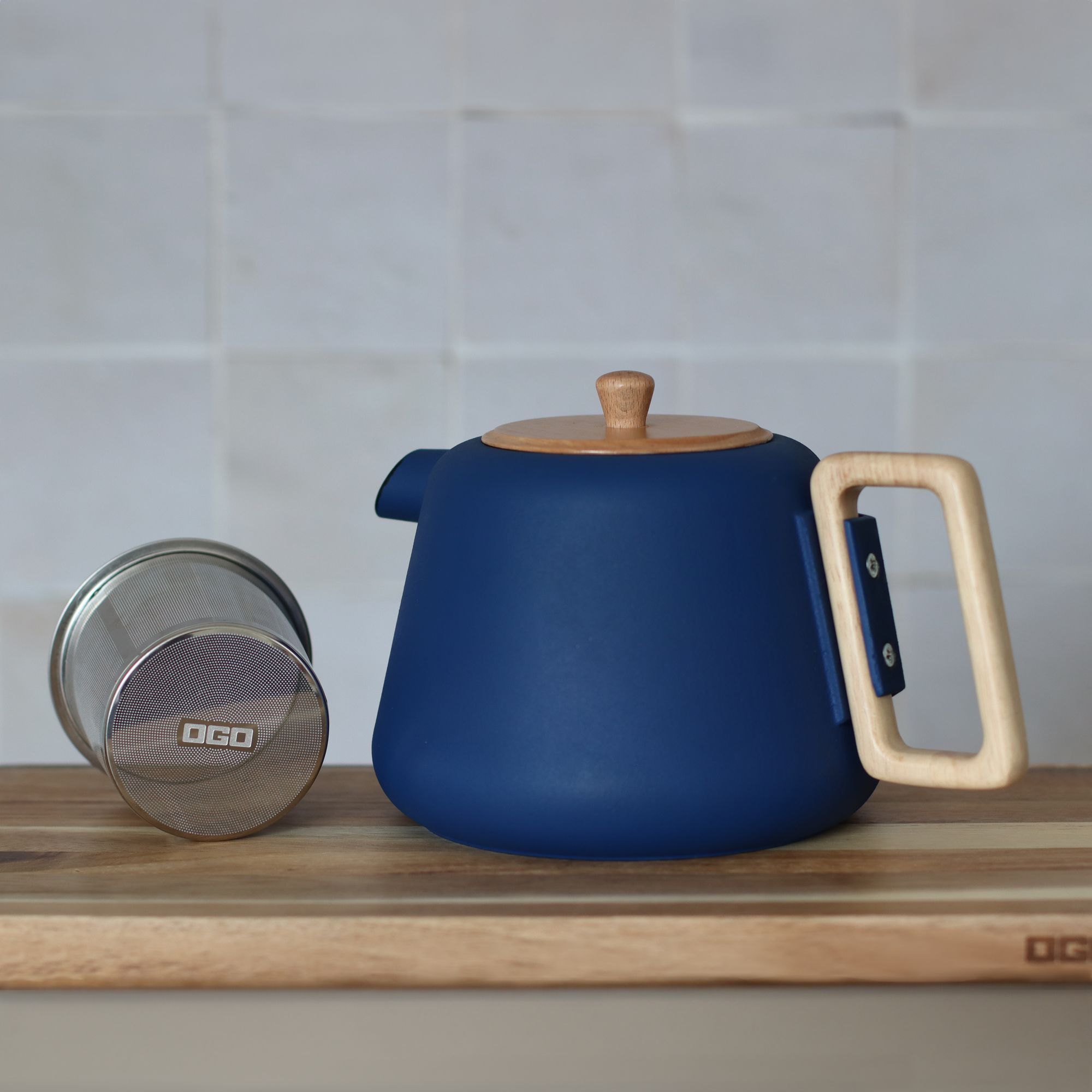 Théière en fonte bleue avec couvercle en bois 1L VIGGO