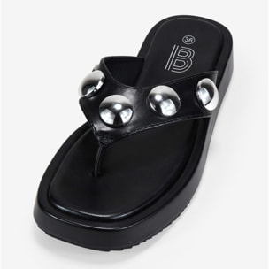 Sandalias de dedo negras con tachuelas