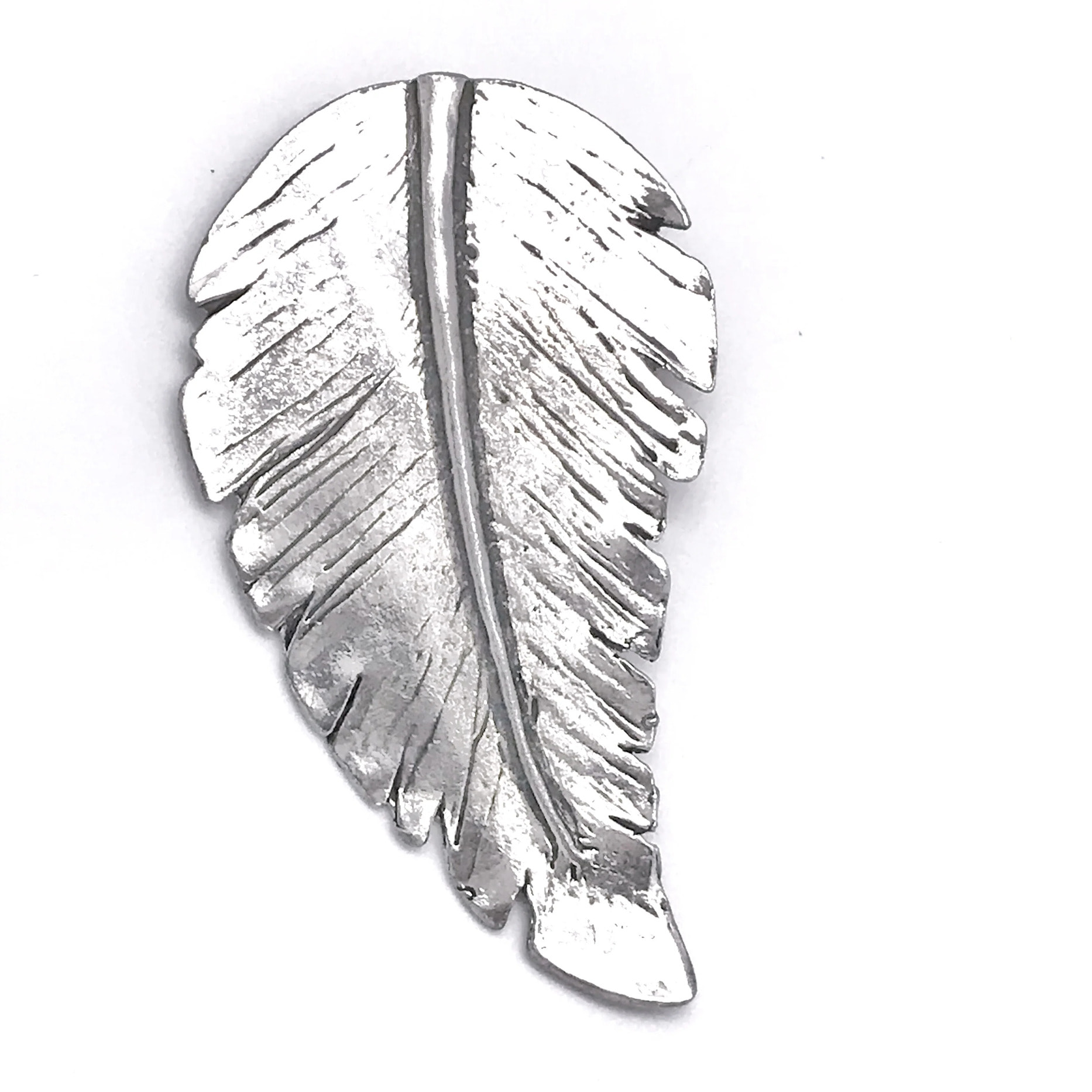 Broche pluma plata zamak chapado 9x5cm