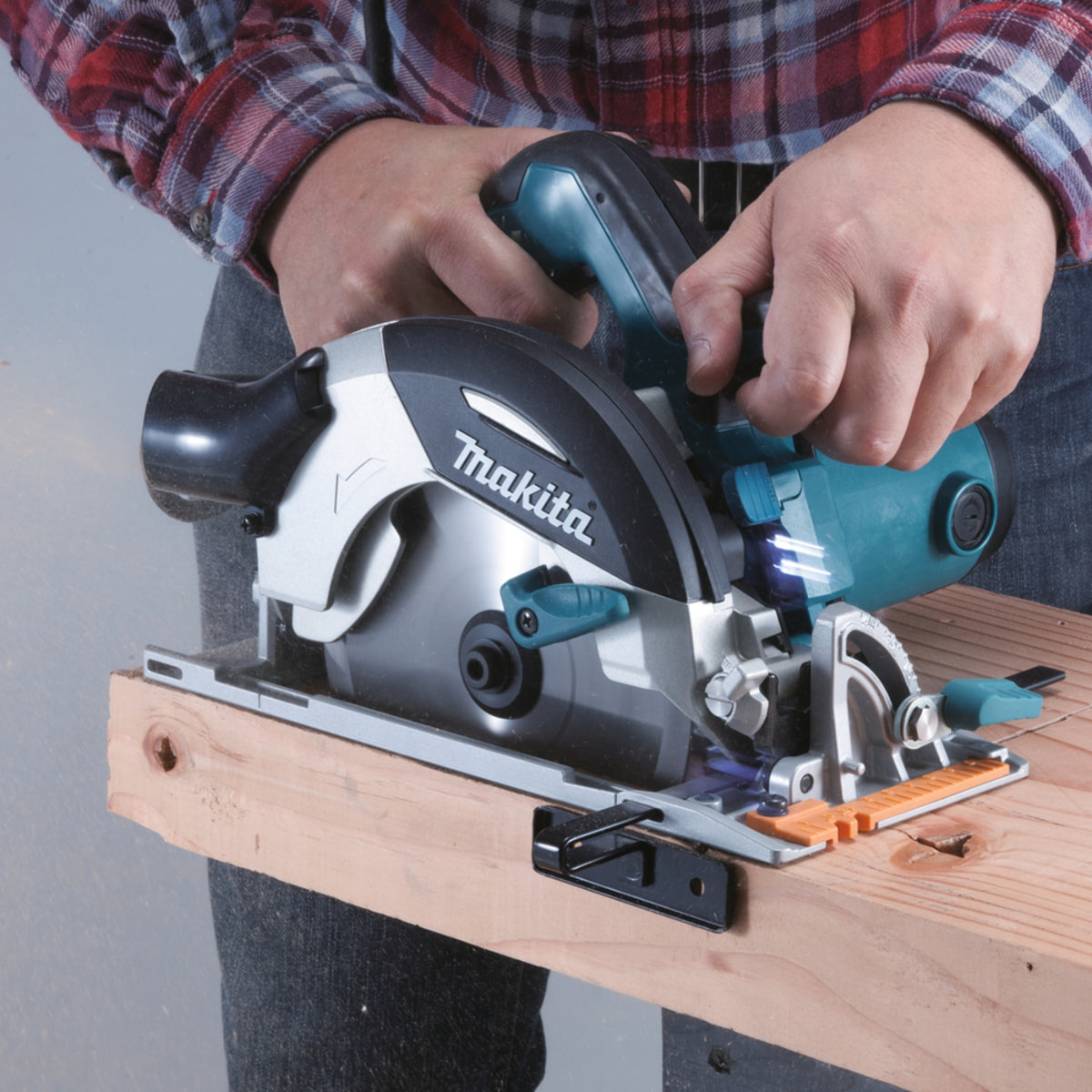 Sierra circular 1100 W Ø 165 mm MAKITA - HS6101J