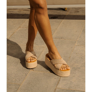 Sandalias de plataforma taupe con rafia y tachas