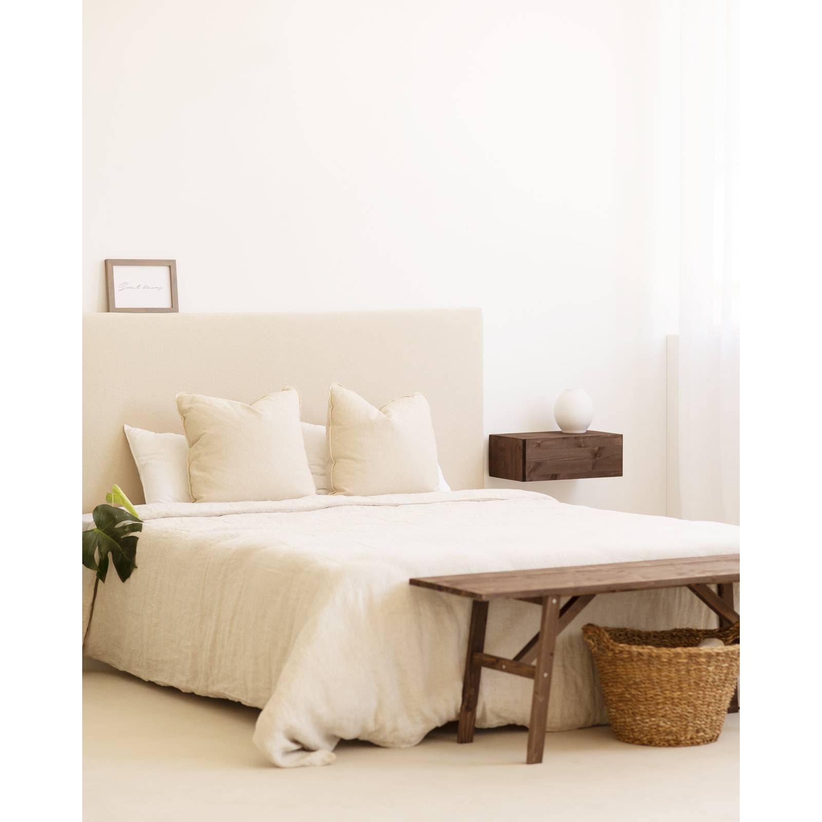 Tabouret en bois massif couleur noyer de 120x45cm Hauteur: 45 Longueur: 120 Largeur: 35