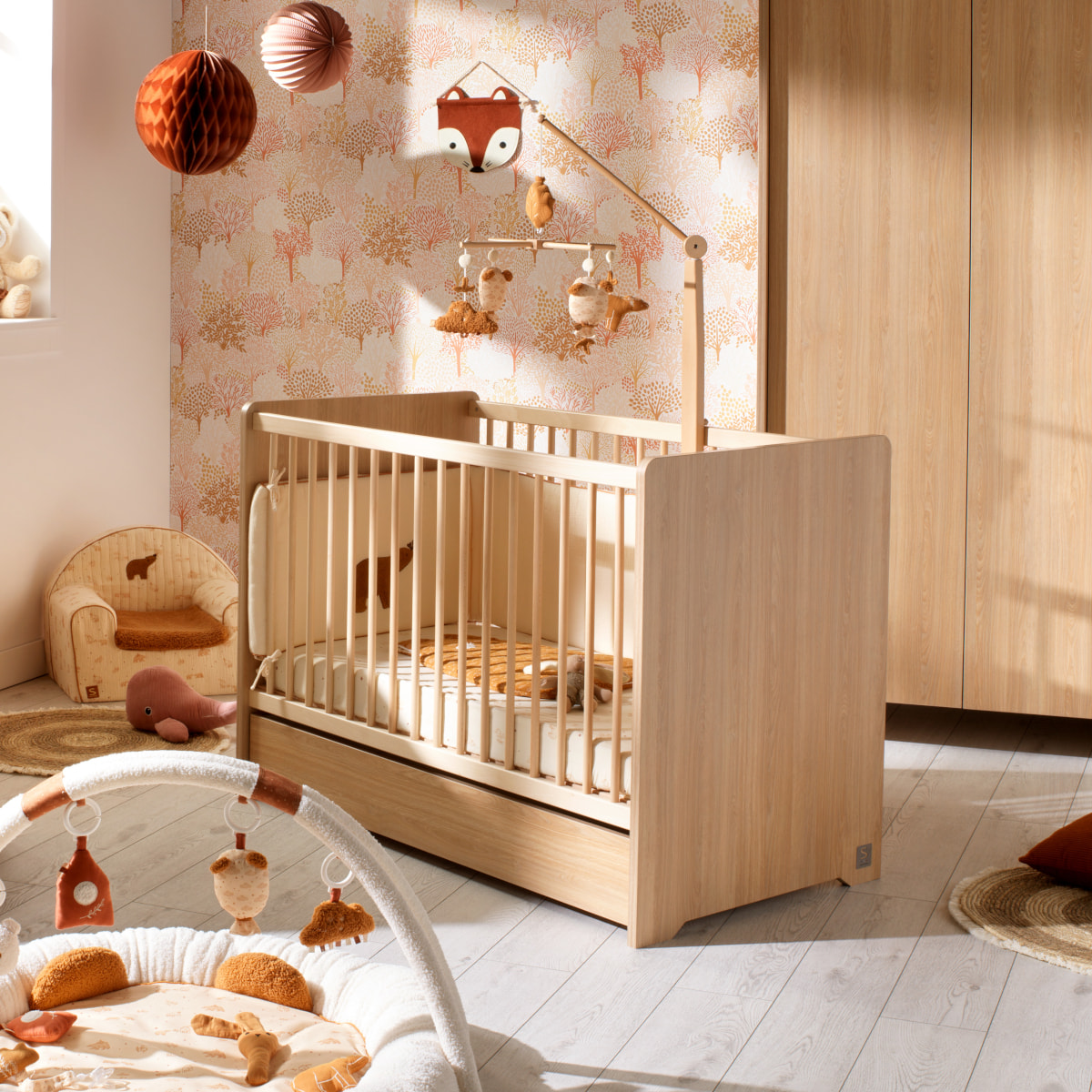 Lit bébé 120 x 60 avec têtes de lit arrondies en bois décor chêne miel