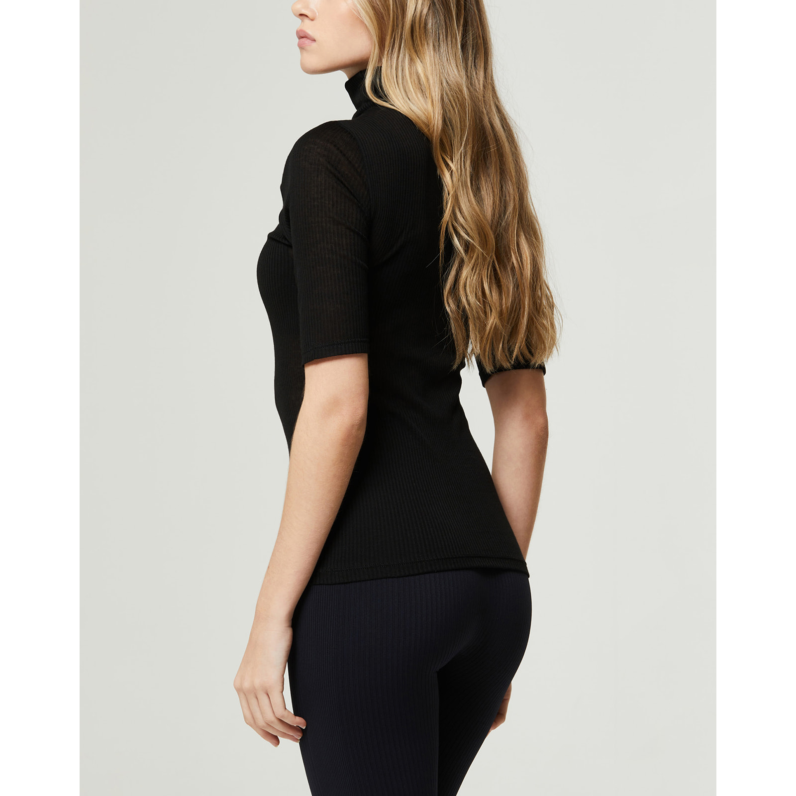 Maglia rib manica corta collo alto in modal cashmere a costine