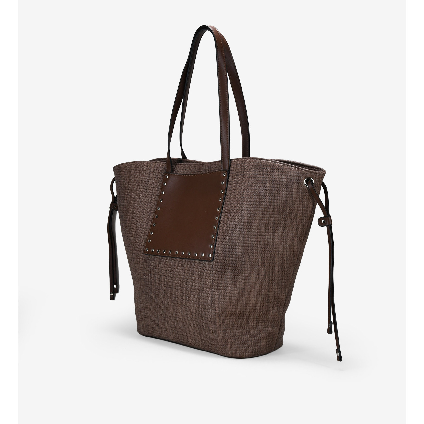 Bolso de hombro marrón con tachas metálicas