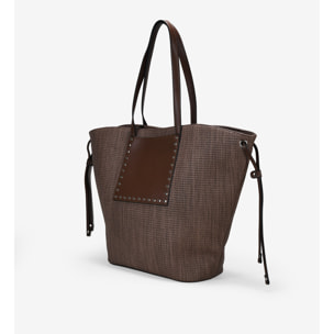 Bolso de hombro marrón con tachas metálicas