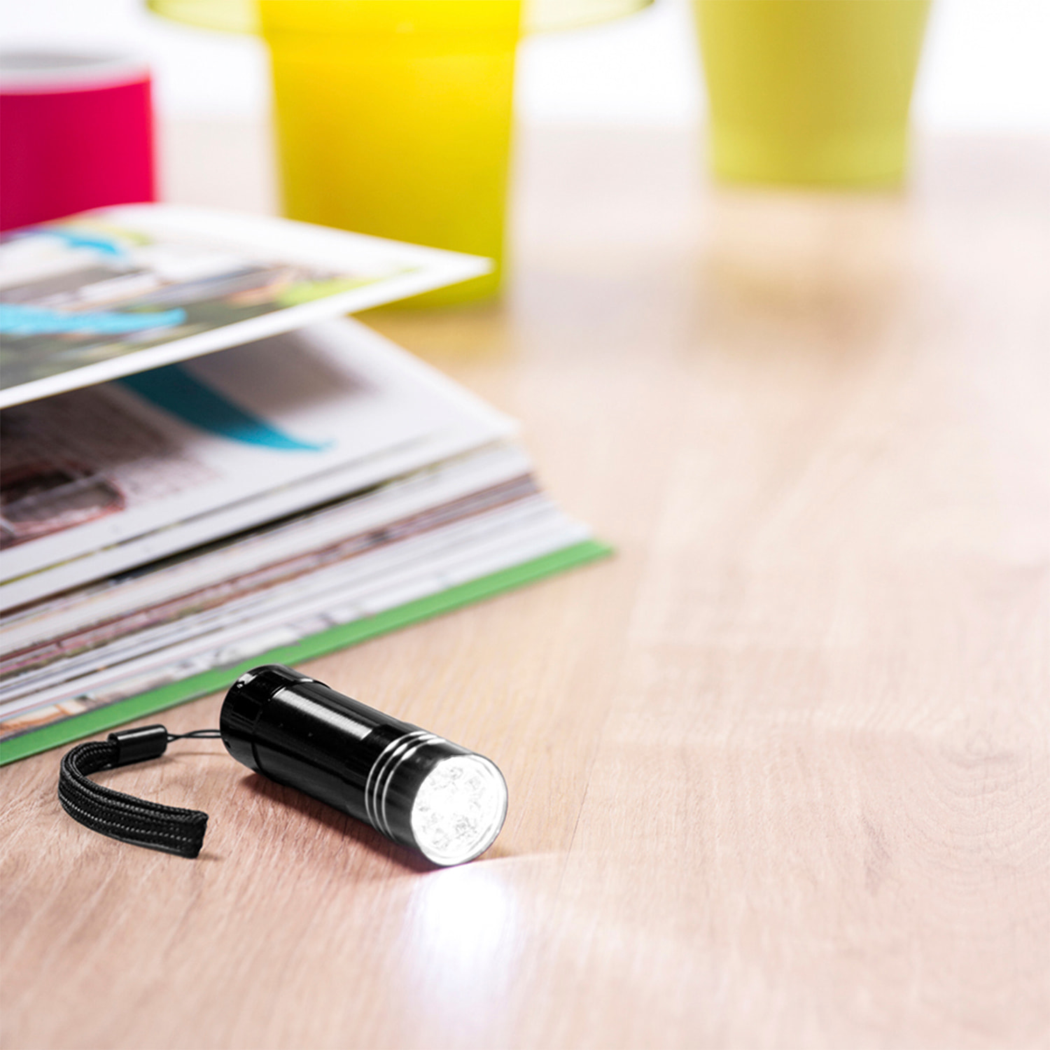 Torcia Conny in alluminio con 9 LED ad alta intensità luminosa, pulsante protetto e cinghia di trasporto.