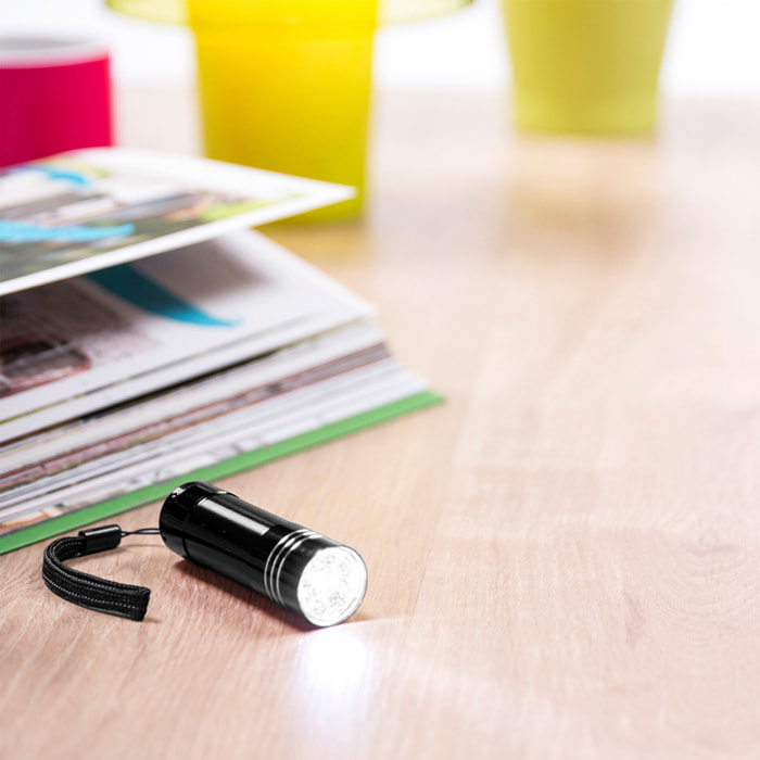 Torcia Conny in alluminio con 9 LED ad alta intensità luminosa, pulsante protetto e cinghia di trasporto.