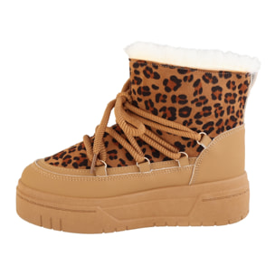 Stivaletti in simil camoscio imbottiti con stringhe