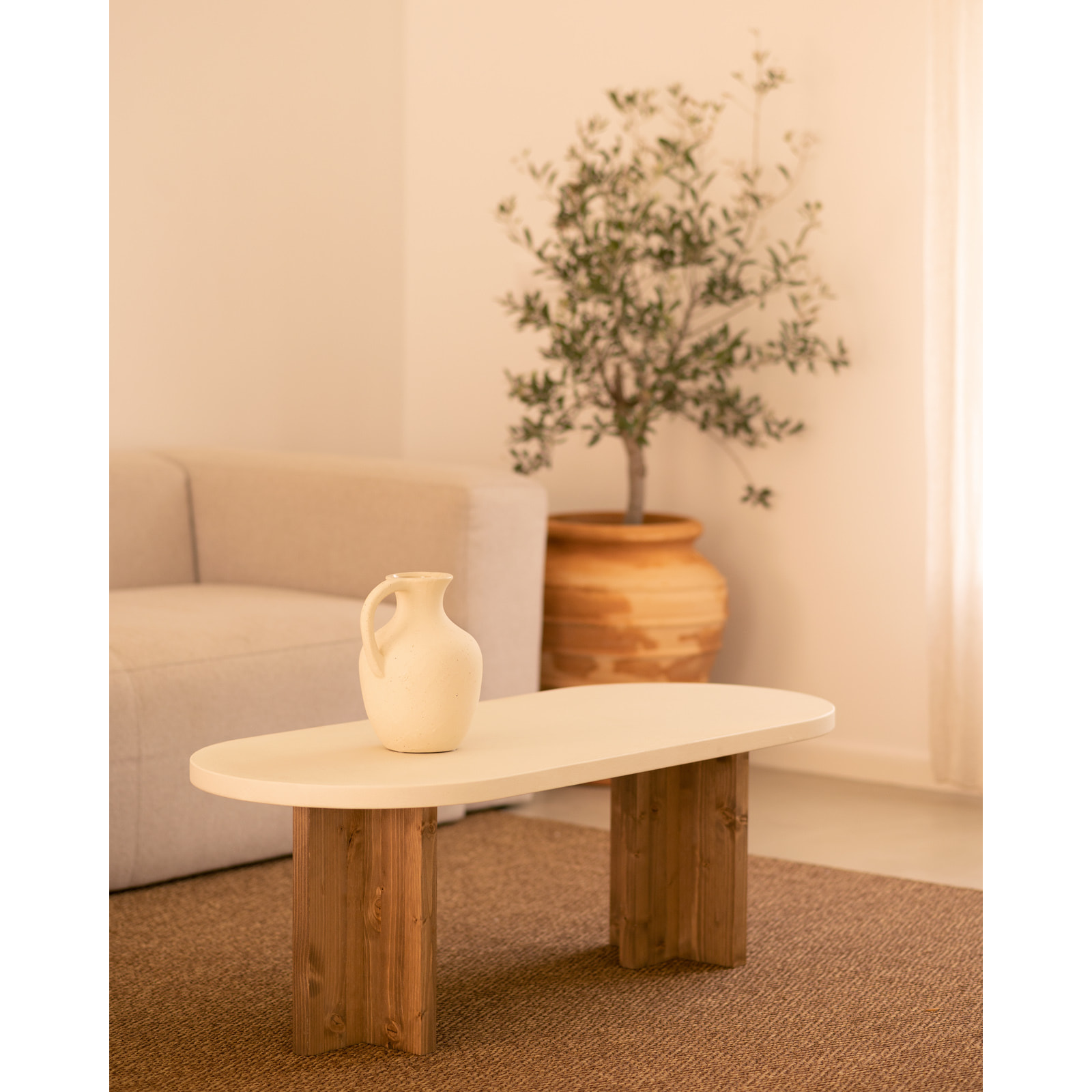 Table basse en microciment de couleur blanc cassé avec des pieds en bois de chêne foncé de 120x50cm Hauteur: 40 Longueur: 120 Largeur: 50