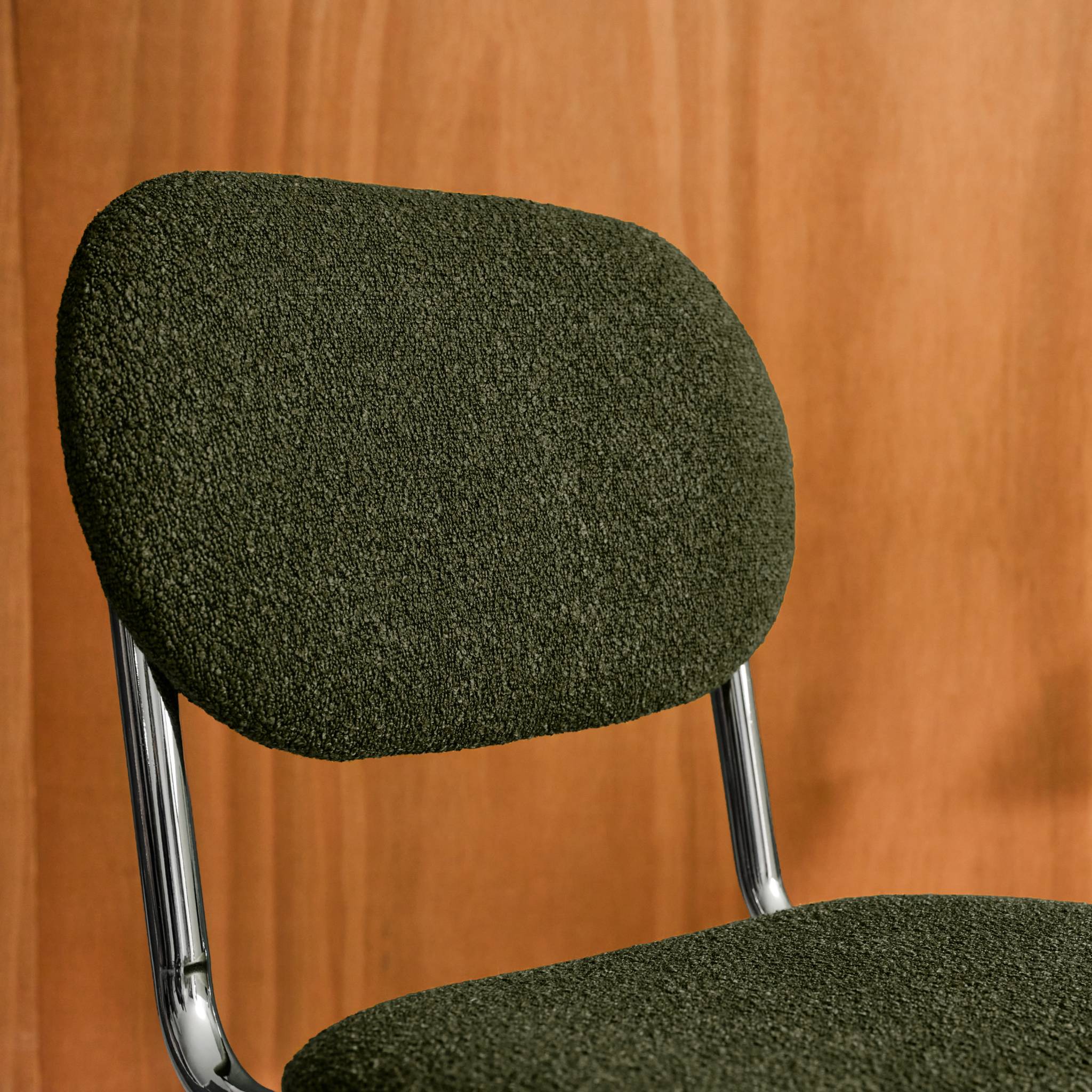 Lot de 2 chaises cantilever arrondie métal. bouclette texturée kaki et pieds chromés - L 47 x P 54.5 x H 81cm - Maloa