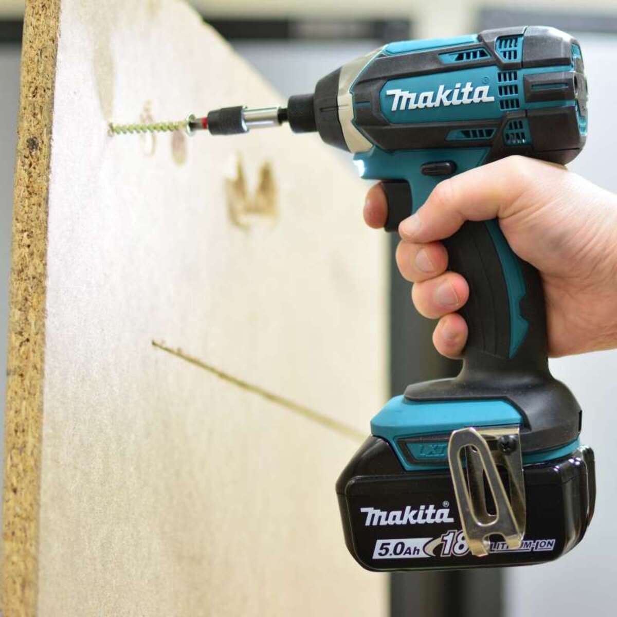 Visseuse à chocs 18V LXT 4.0 Ah 165 Nm - MAKITA - avec 2 batteries, chargeur, MakPac - DTD152RMJ