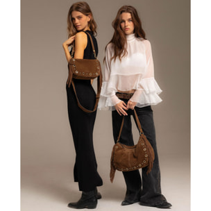 Bolso grande de ante marrón con flecos y tachuelas doradas