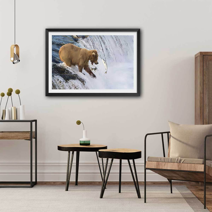 Affiche un ours pêche sur le bord Affiche + cadre en bois - Noir
