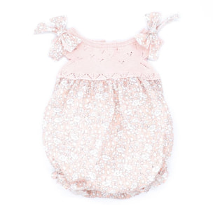 Pelele estampado de flores rosas y cuerpo de punto, lazos en el hombro.