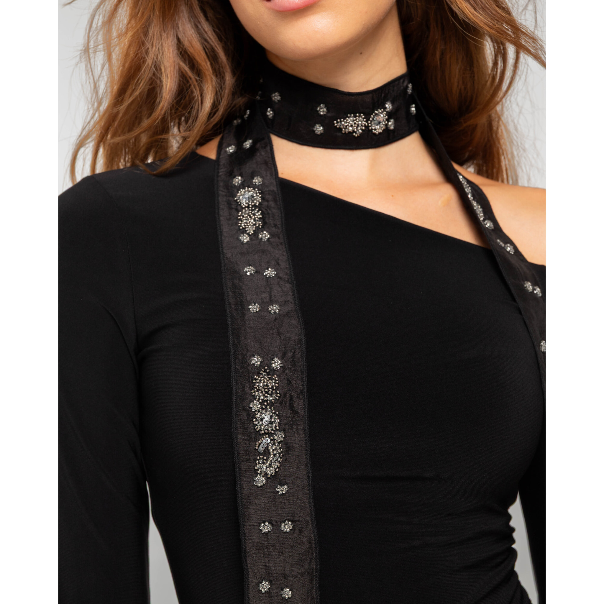 Cinta bordada estilo foulard de mujer