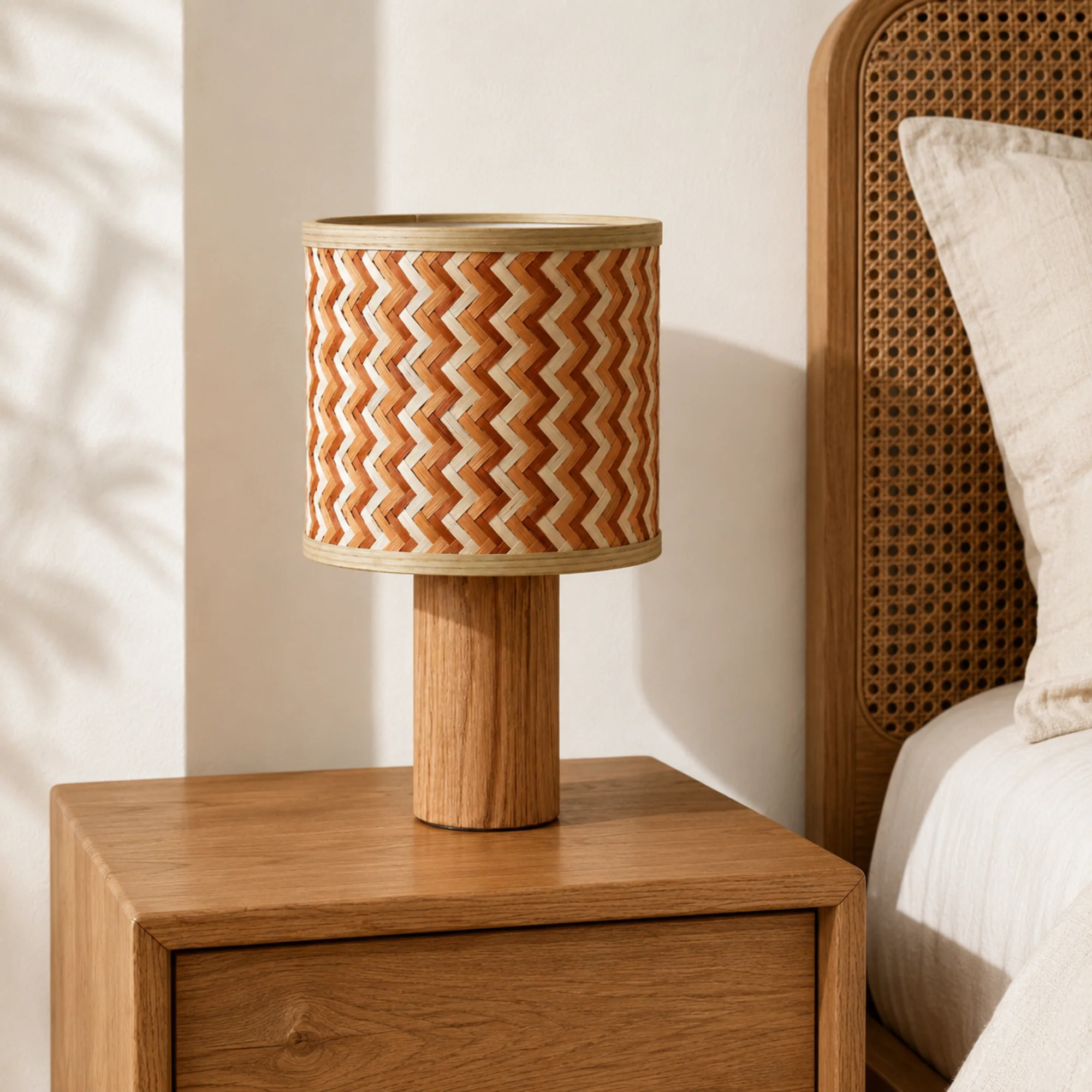 Lampe à poser en bois de chêne et tressage en bambou crème et orange - Phil