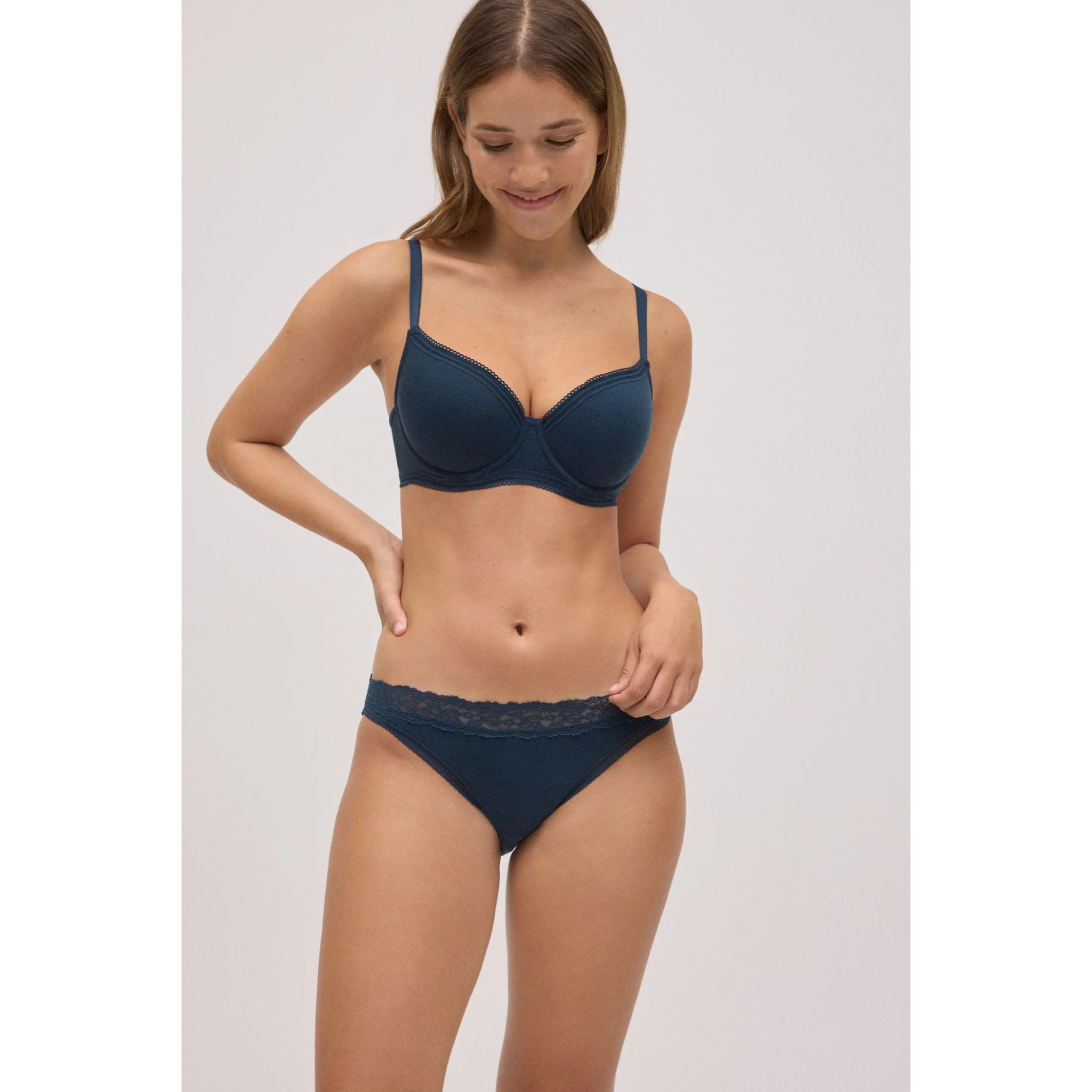 Slip brasiliano a coste con pizzo blu navy