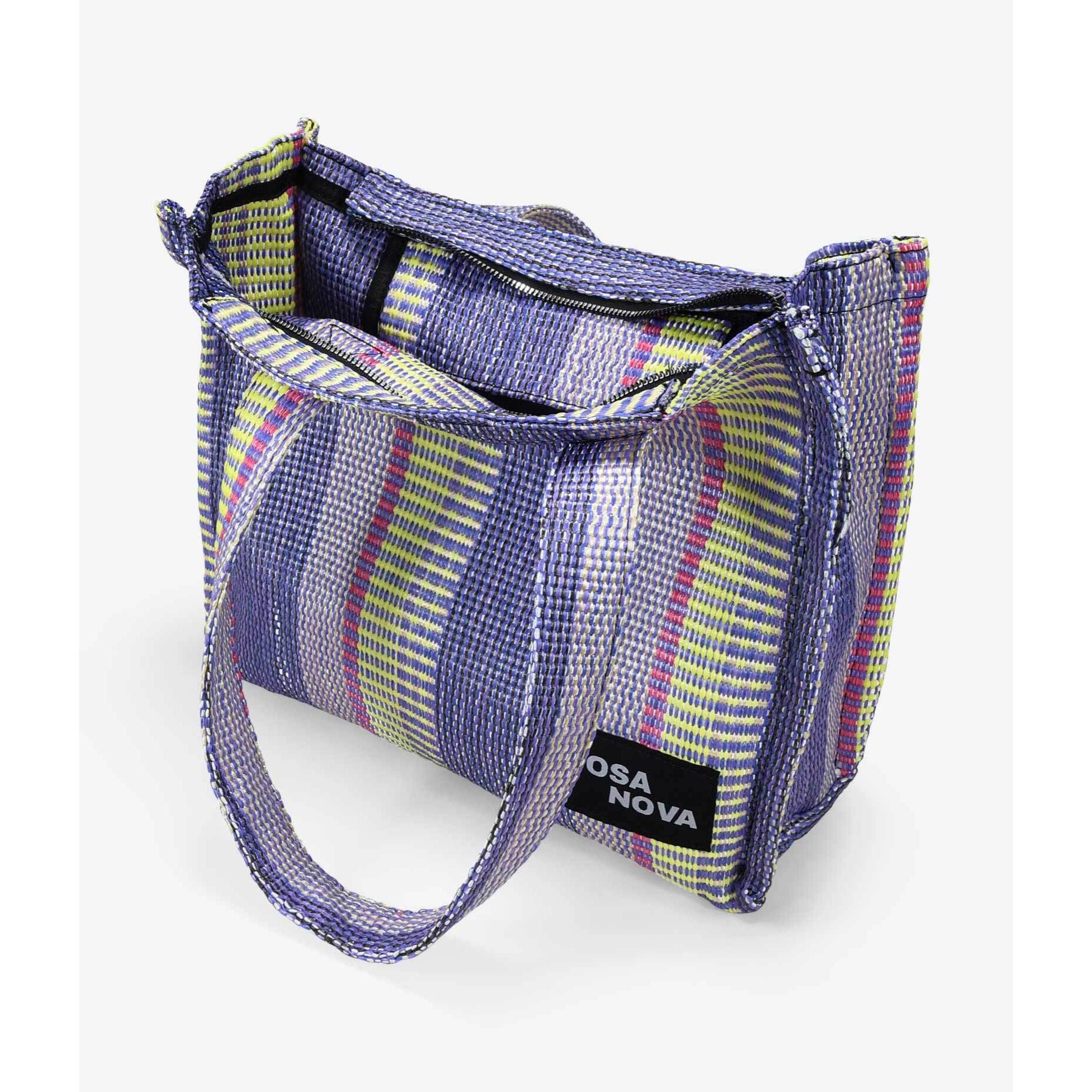 Bolso de hombro lila en rafia con rayas