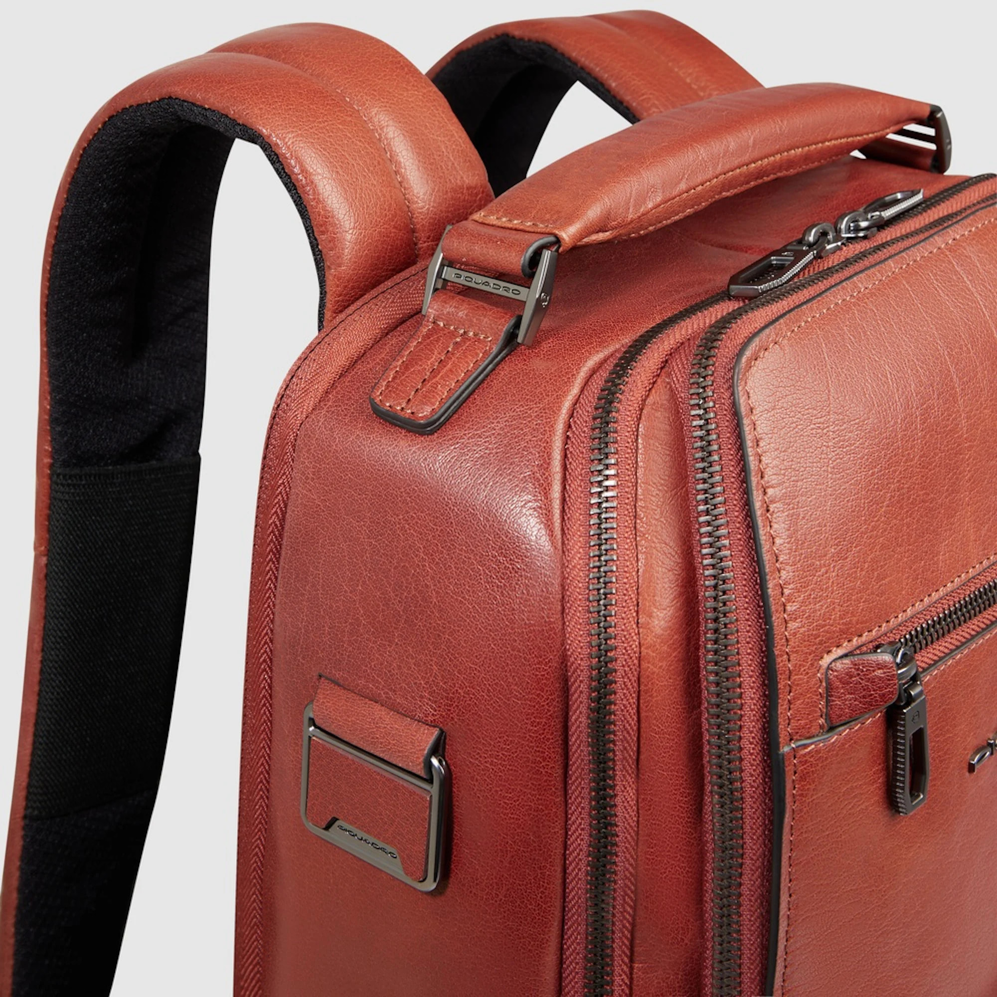 Piquadro Zaino da viaggio in pelle porta pc e iPad® con protezioni antiurto e RFID