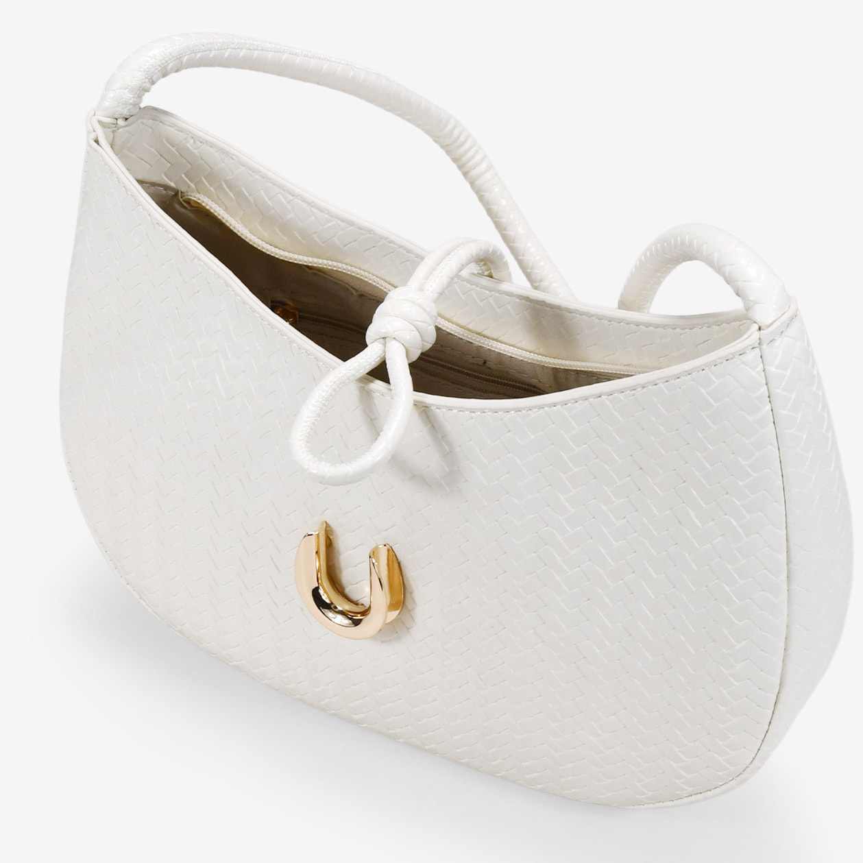 Bolso de hombro beige trenzado con metal
