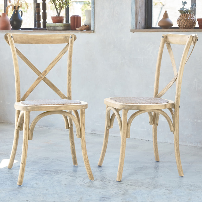 Lot de 2 chaises de bistrot en bois de cédrèle naturel. vintage. assise en rotin. empilables