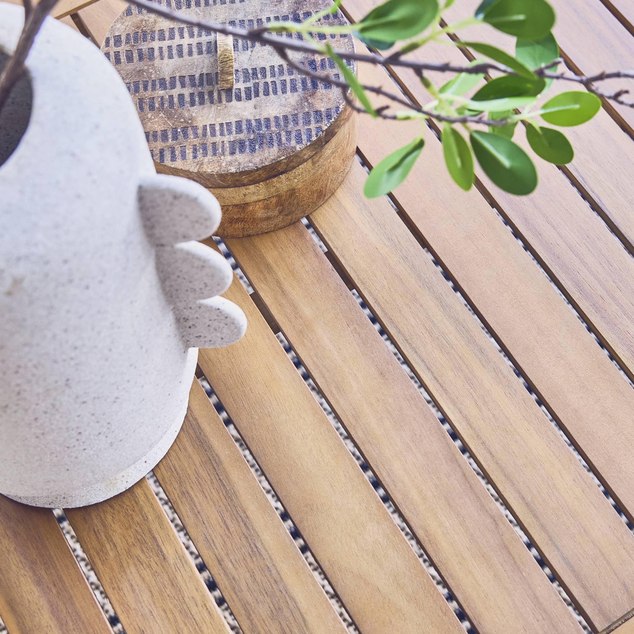 Salon de jardin USHUAIA 5 places vert de gris en bois d'acacia. un canapé. une table. deux fauteuils