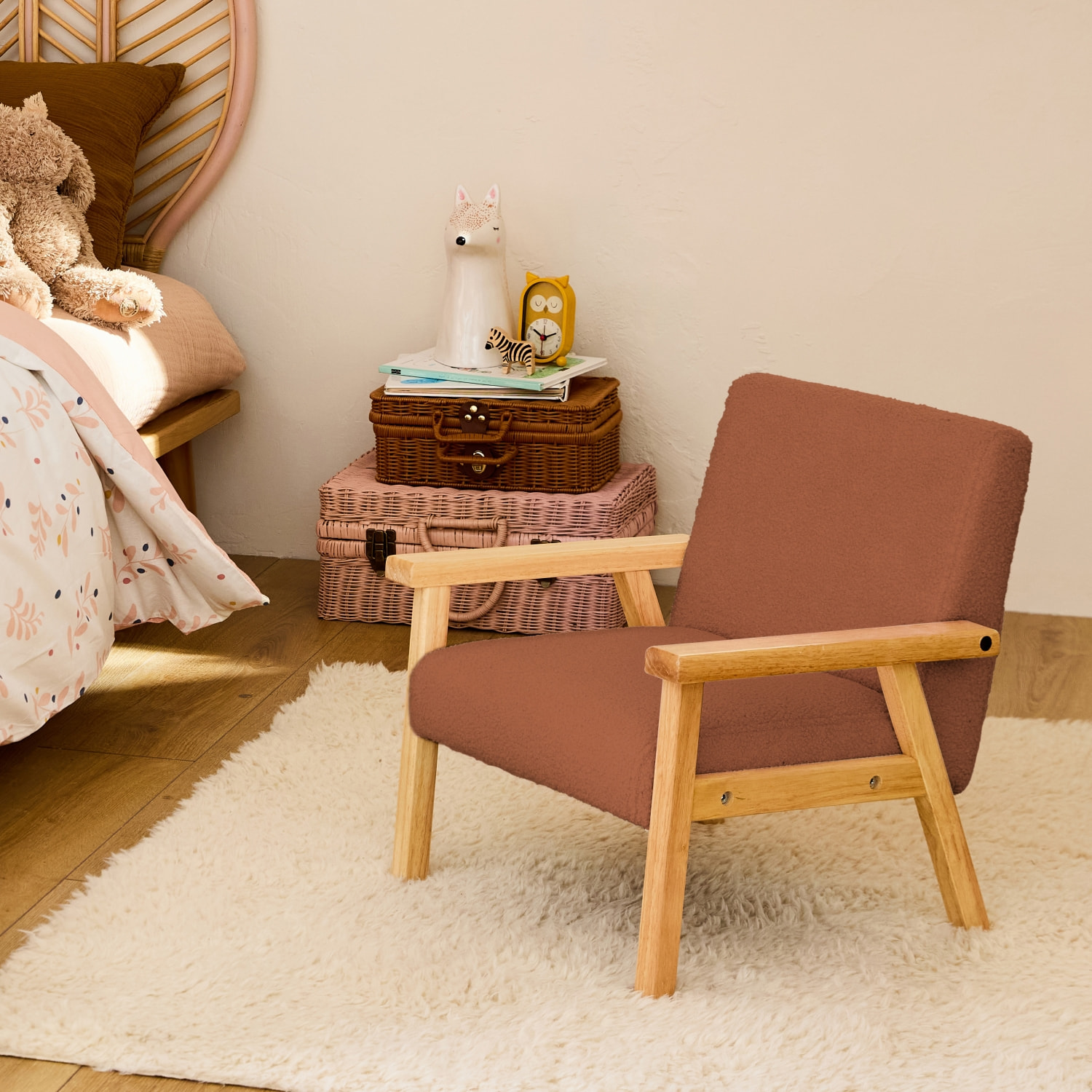 Fauteuil enfant en bois et tissu bouclette terracotta. ISAK L 47 x P 43.5 x H 50cm