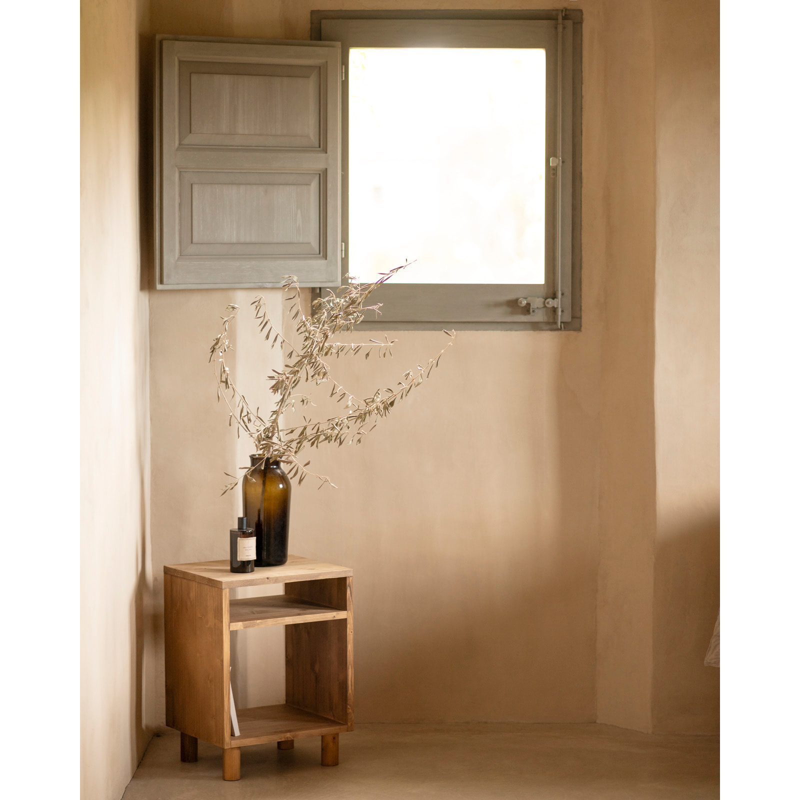 Table de chevet en bois massif ton chêne foncé 51x32cm Hauteur: 50.5 Longueur: 32 Largeur: 37.5