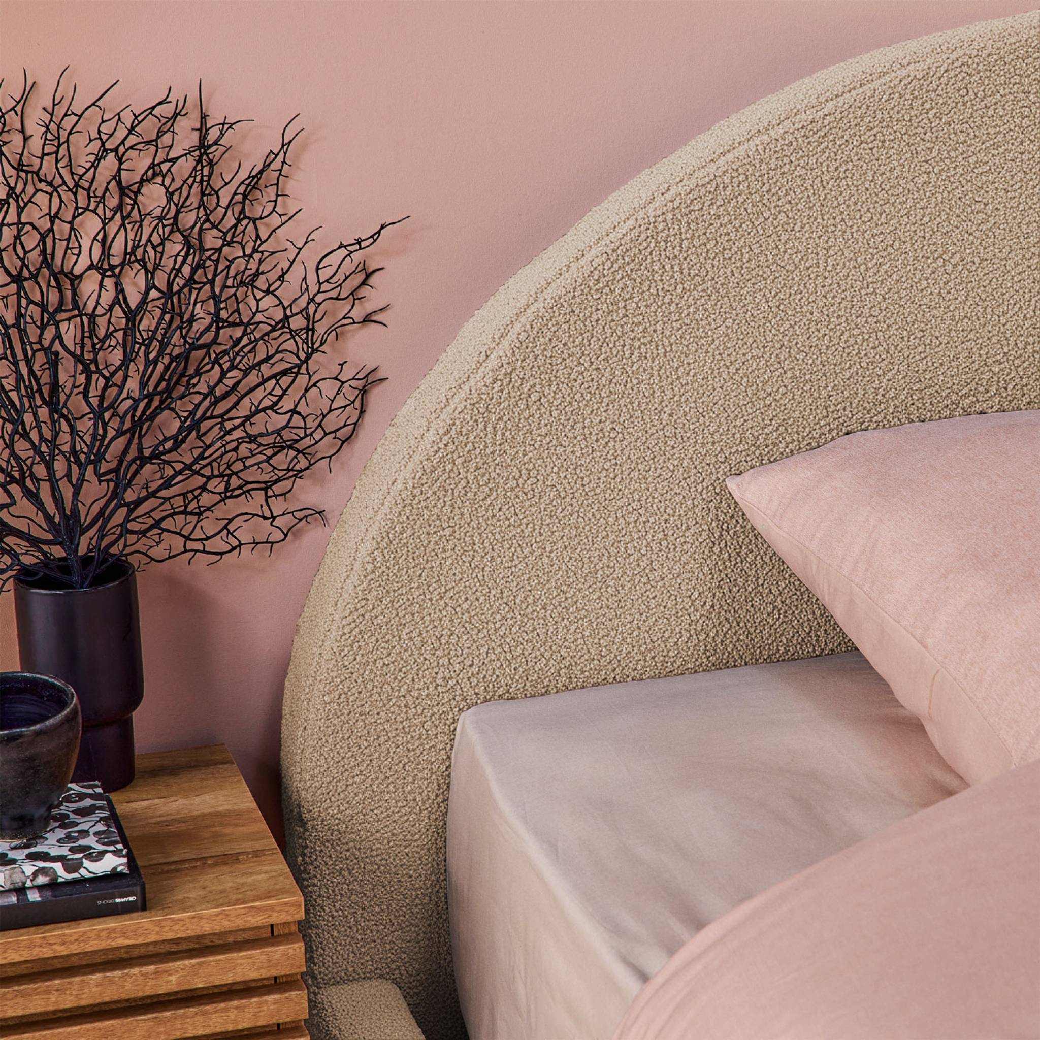 Lit coffre avec sommier à lattes et tête de lit. finition bouclette. nude. L 206 x P 153.5 x H 102cm