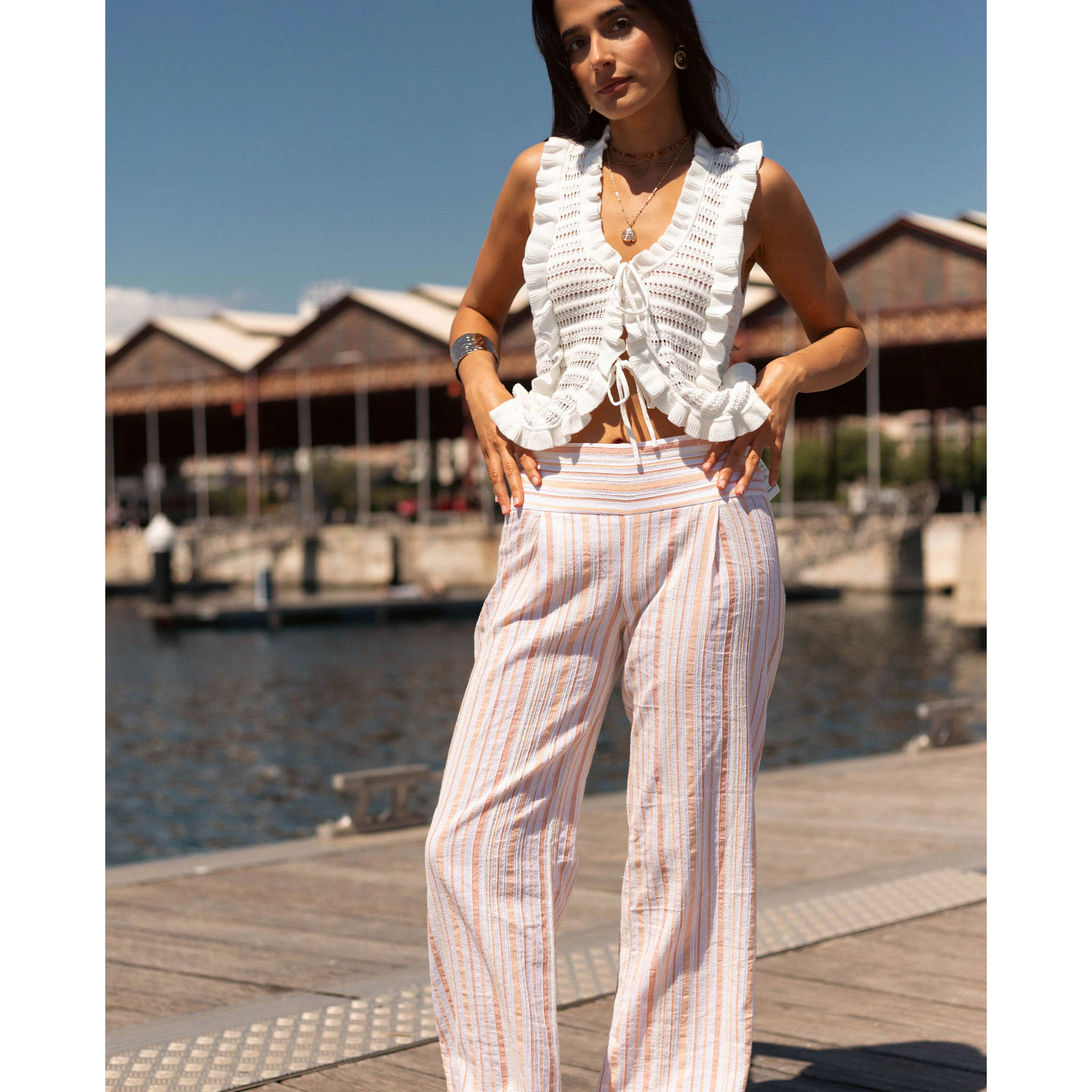 Pantalón de mujer a rayas con cintura ancha y pierna amplia